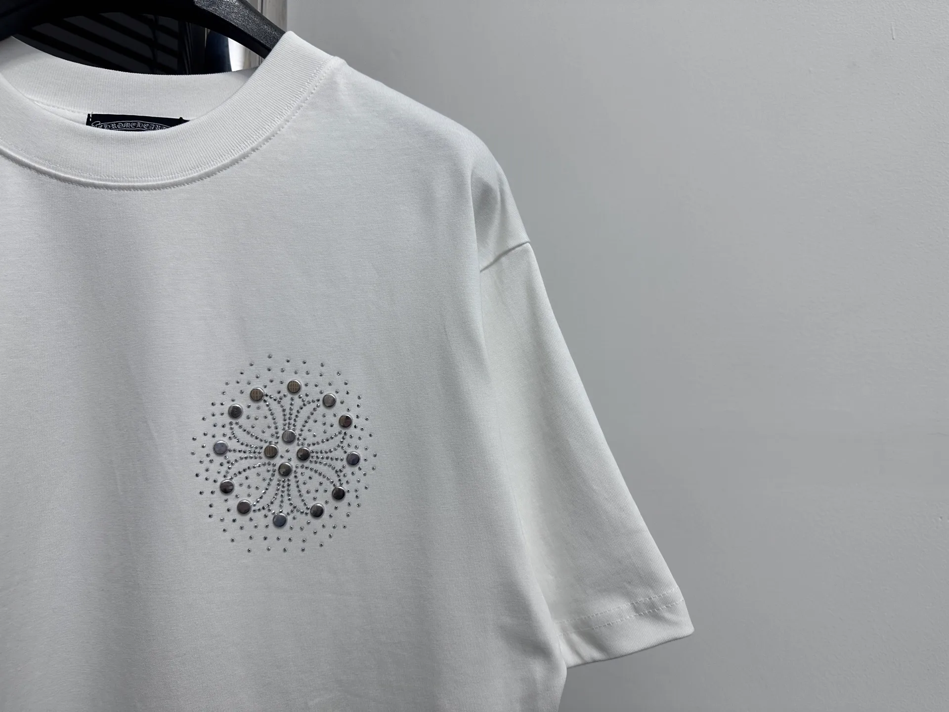 🅿️190 [ChromeHearts] ChromeHearts 25ss round neck T-shirt Original fabric Official same style Short-sleeved T-shirt Customized 260g same vat dyed fabric Very comfortable to the touch Latest brick cabinet synchronization for spring and summer Fashionable and personalized Super versatile and good-looking Very suitable for both men and women A must-have item Tag Collar label Washed wheat Complete with three standards Color: Black White Size: XS-L